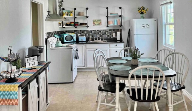 Cozy Corner Cottage in Aransas Pass, super close to beaches and boat launches.