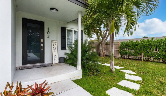 Cozy Corner Cottage 2BR 1BA HUGE fenced in Yard