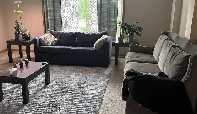 Cozy corner townhome, Pet friendly, 4 beds, 3 baths, deck and walkout!