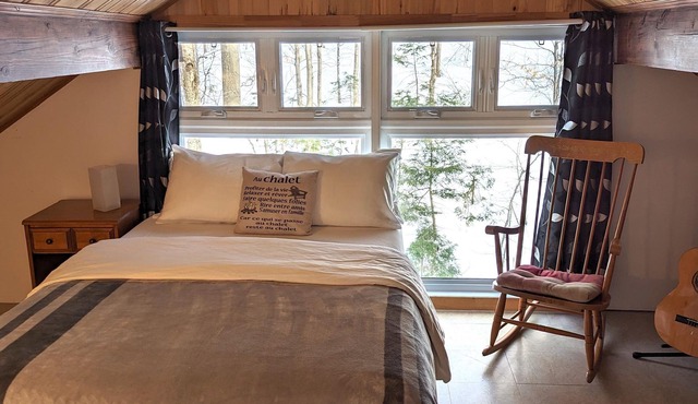 Cozy cottage with hot tub!