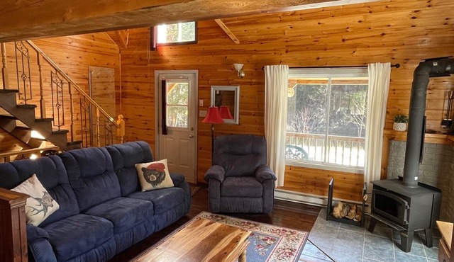 Cozy Cottage by the Rivière du Loup. 100' of private access.
