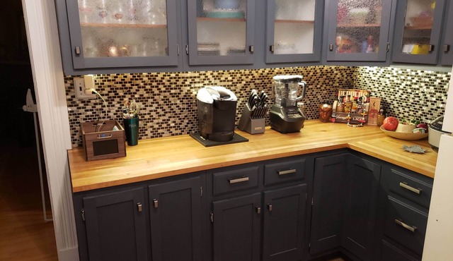 Cozy cottage, pet & family friendly W/gym, courtyard, fire pit, office & more!