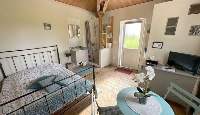 Cozy Cottage with Large Garden in Organic Farmland, Peaceful Setting