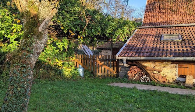 Cozy cottage with stove, shared garden, near castles