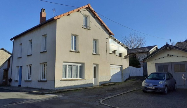 Cozy cottage with terrace in Montagne bourbonnaise, pets allowed