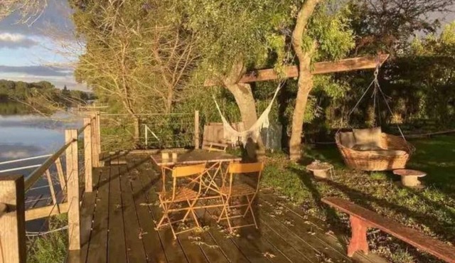 Cozy cottage on the river with kayaks floating pontoon, 100 km from Paris ,