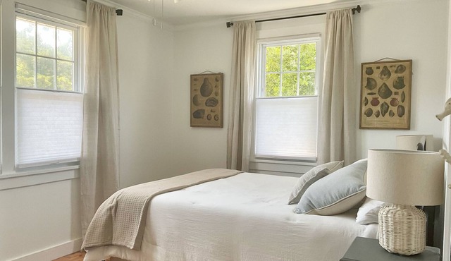 Cozy Cottage Steps to Downtown and 10 minute Drive from the Beach