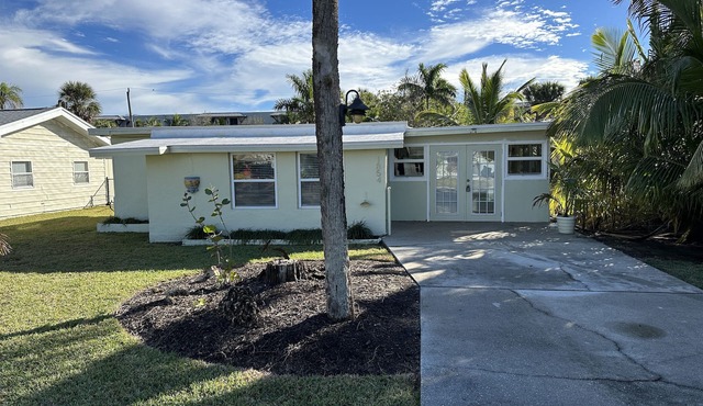 Cozy Cottage, 1/2 Block from Naples Bay