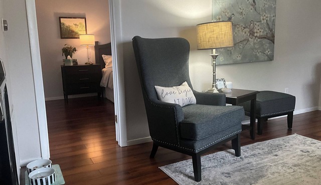 Cozy Cottage 1 Bedroom with King Bed Fenced Pet Yard 5Min Walk to Old Roseville