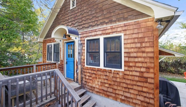 Cozy Cottage 1 Block to Main St