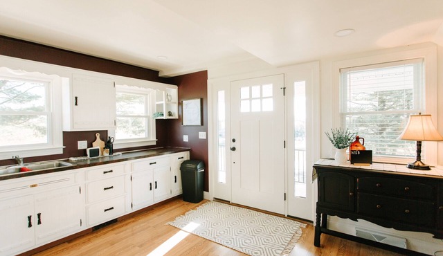 Cozy Cottage- 10 mins to Koziars Christmas Village