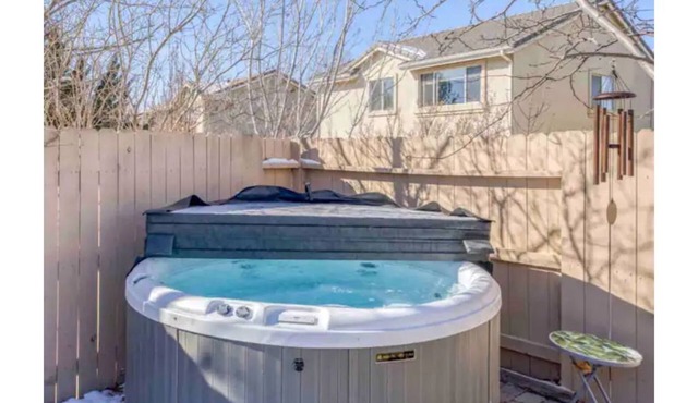 Cozy Cottage 12 Miles to Skiing - Hot tub!