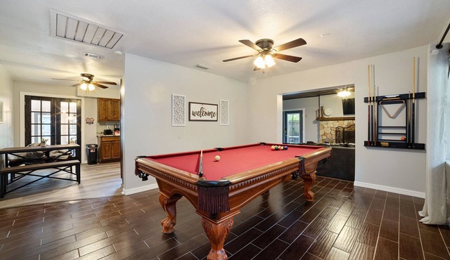 Cozy Cottage 15 Min to WEC With a Fully Fenced Yard. Dogs Stay for Free!