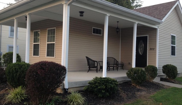 Cozy Cottage 2 bdrm w/wrap porch, 1 mile to xway, shops and entertainment