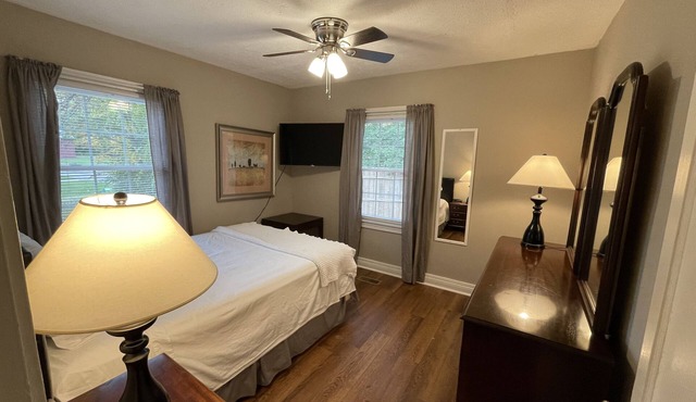 Cozy Cottage 2 bdrm w/covered porch, 1 mile to xway, XL parking area.