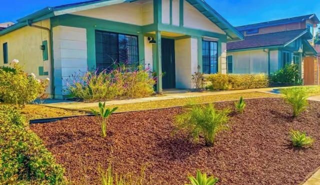 Cozy cottage 2 bedroom 2 bathroom in peaceful Oceanside