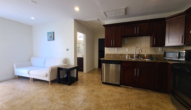 Cozy Cottage, 2-bedroom duplex in delightful Beach City with WiFi, AC