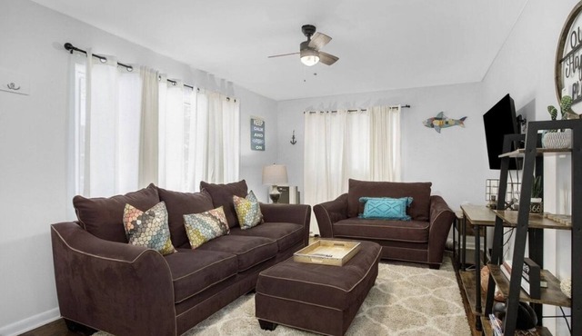 Cozy Cottage-2 miles to the beach