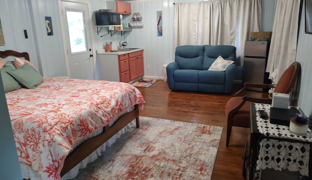 Cozy cottage 20 minutes to beaches! Less than 10 minutes to OWA & Beach Express.