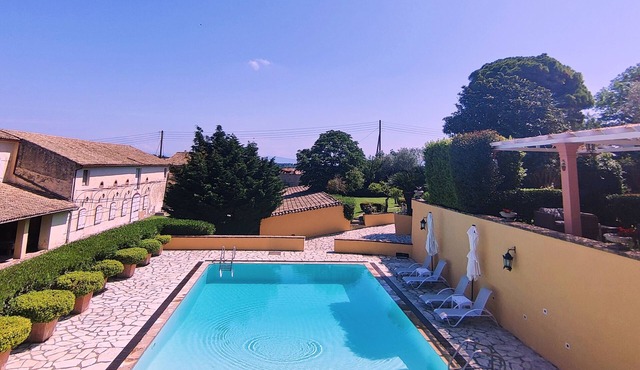 Cozy Cottage -3 bdrs sleeps 6, 2 bathrooms,private garden, swimming pool view.