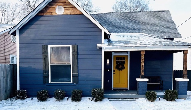 Cozy Cottage 3 Miles to Broadway!