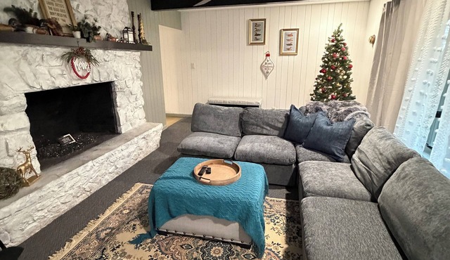 Cozy Cottage, 3 mins from EVV, fenced yard