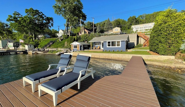 Cozy cottage 3 steps away from the lake!