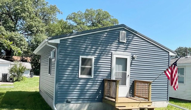 Cozy cottage 300’ from lake at Bass Lake, IN-6411.