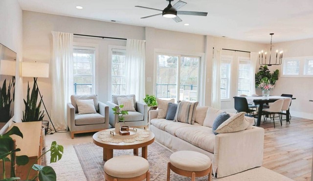 Cozy Cottage 4BR. in the Heart of Huntersville