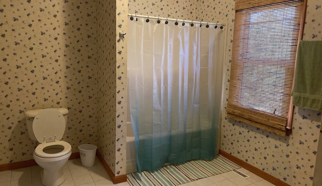 Cozy cottage, 5 min away from shopping center, access to the lake, great views