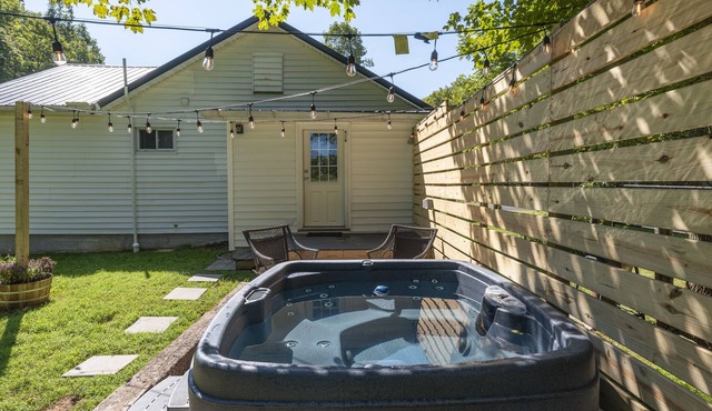 Cozy Cottage 5 minutes from Rock House!
