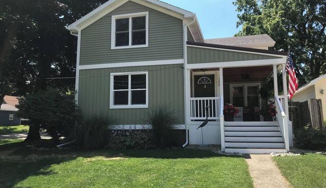 Cozy Cottage 5 minutes to downtown and beach