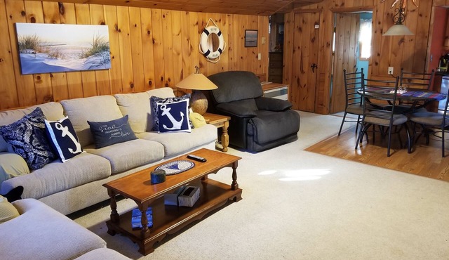 Cozy cottage 900 ft from beach - less than 250/night before vrbo fees
