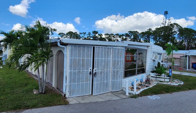 Cozy cottage at Sunseekers Resort. Pool, pets,pickleball,close to everything!