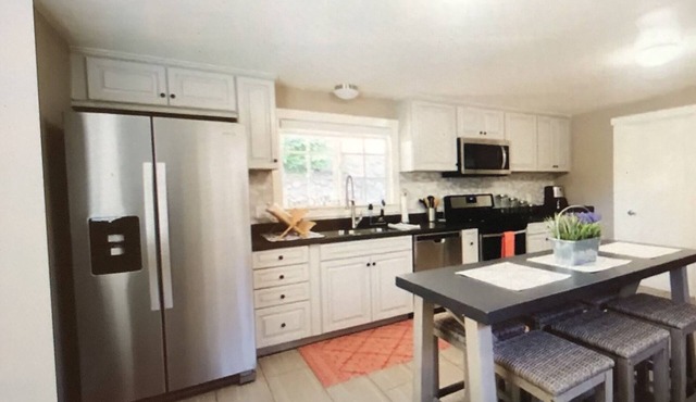 Cozy Cottage, amazing palisades mountain views.