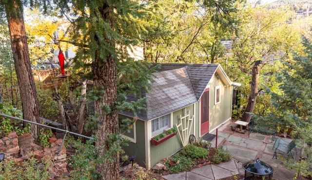 Cozy Cottage and hot tub: walk to Downtown Manitou