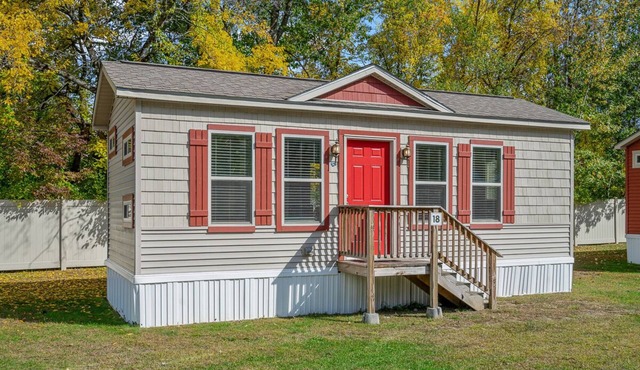 Cozy Cottage at Lake George Campsites!