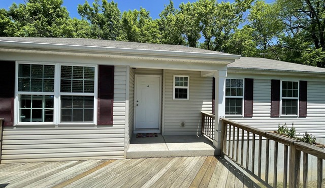 Cozy Cottage at Oak Creek Campground (pool, pet friendly, dog park, near Ark)