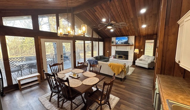 Cozy Cottage at Serenity Woods for up to 18 guests. Only 5 mins from the lake!