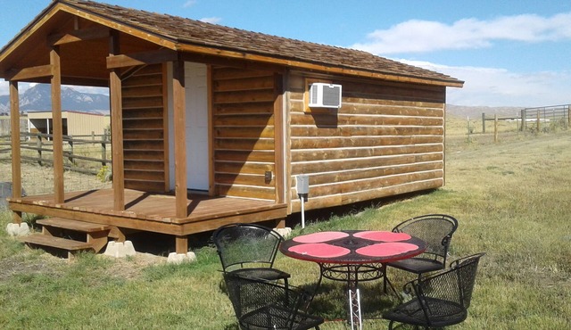 Cozy cottage at the foot of the Big Horn Mountains, stunning views, horseback riding