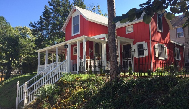 Cozy Cottage at the River - Historic CampMeeting Cottage, 1 Block from River