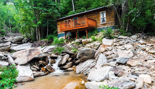 Cozy Cottage Beside Creek with Waterfalls