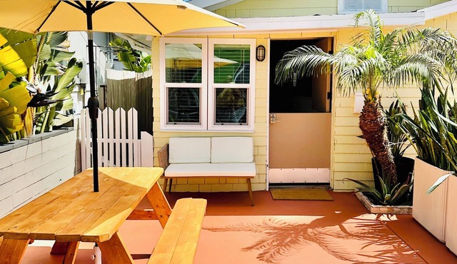 Cozy Cottage Between the Beach & Bay East – Walk to Water!