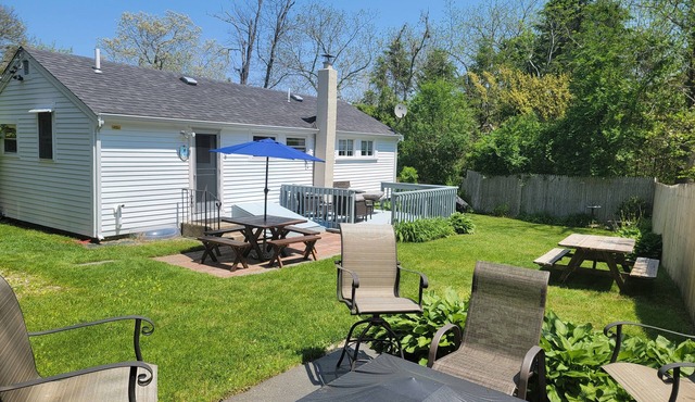 Cozy Cottage- Bright, 2 Bedroom- Great Location