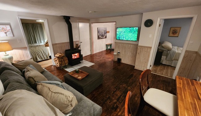 Cozy cottage by the river perfect for nature lovers & pet friendly