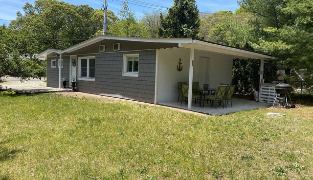 Cozy Cottage by Shinnecock Canal and by Meschutt Beach! 🏖️