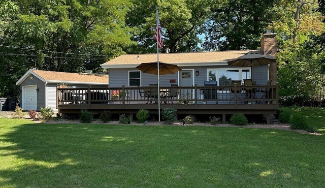 Cozy Cottage by the Lake! Kayaks! BIG Deck w/Great Lake Views! Golf Cart Rental