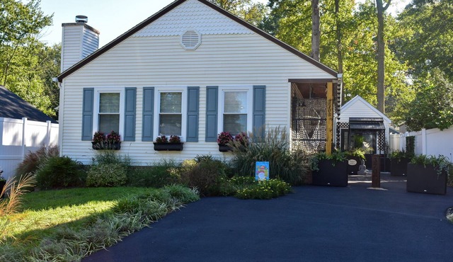 Cozy Cottage By The Beach-Pet Friendly