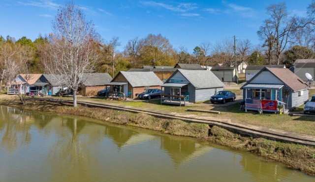 Cozy cottage by the lake! 18c