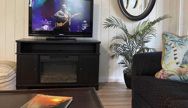 Cozy Cottage One row off the lake with lake access.